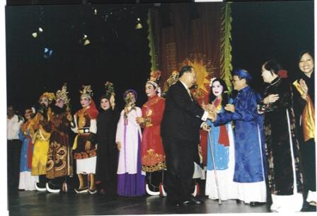 Prof. Trần Văn Khê và Dr. Thai Kim Lan (bên phải) với đoàn nghệ sĩ hát bội Đào Tấn tại Munich
